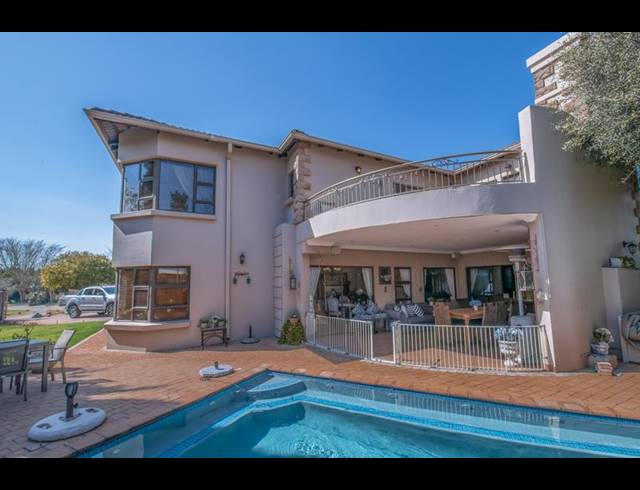 5 BEDROOM HOUSE FOR SALE IN MIDSTREAM ESTATE